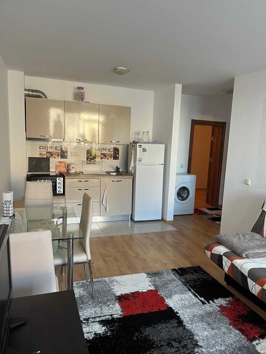 Тристаен апартамент с английски двор