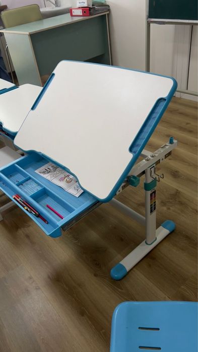 Школьные парты и стулья