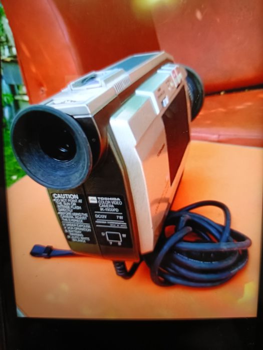 Toshiba color video camera Ik-1900PD
Fără încărcător din păcate pentru colecționari.