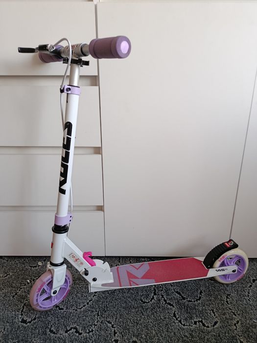 Продам Самокат для девочки.