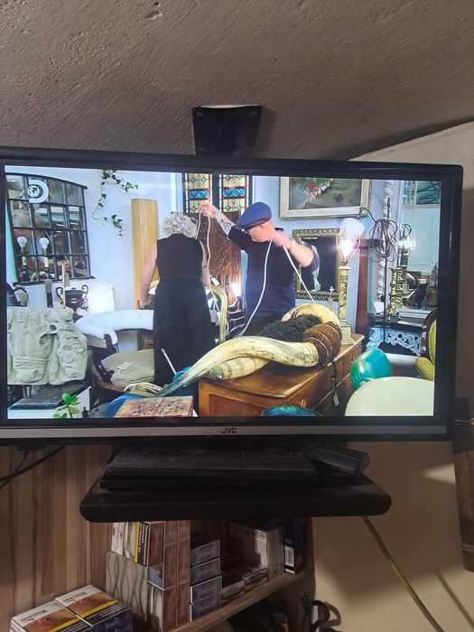 Лед телевизор,диагонал на екрана 60 см.