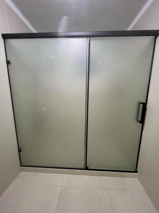 Стеклянные душевые кабины