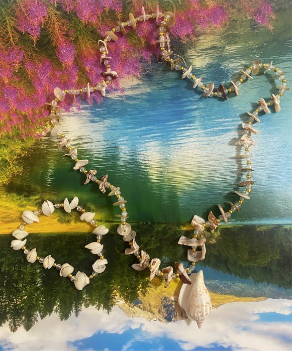 Colier și brățară din scoici.