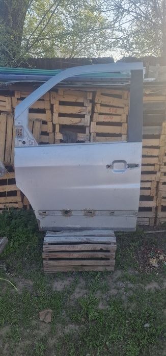 Продам двери на "мерседес-638".