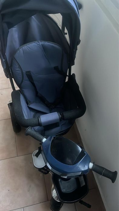 Tricicletă evolutivă cu scaun reversibil, spătar rabatabil și muzică – ca nouă.