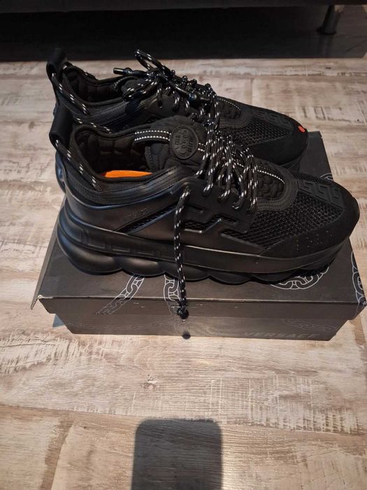 Sneakers Versace Chain Reaction cu eticheta (nu Nike, Gucci, Adidas, Balenciaga)