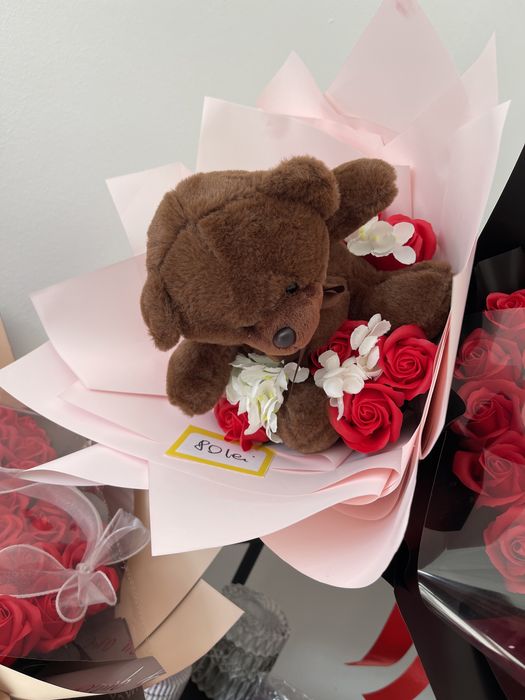 Buchet inima trandafiri   60 trandafiri si cu ursuleti