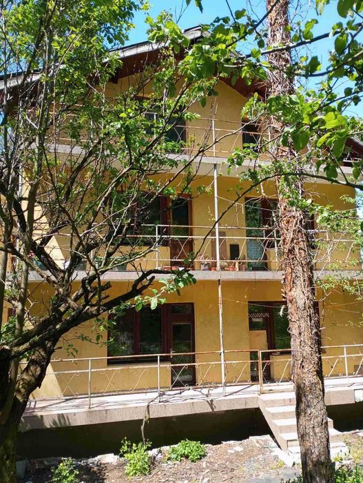 Етаж от къща с таван и двор - 119 кв.м,тих център