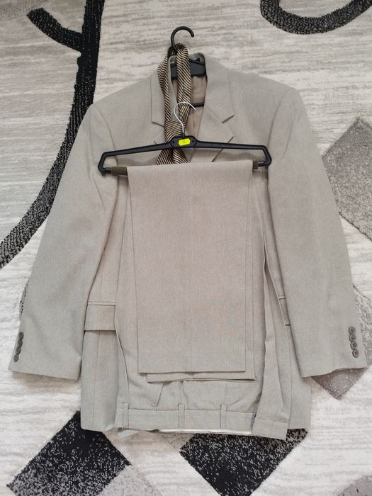 Продавам мъжки костюми.