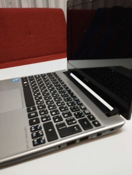 11,6 инчов лаптоп Acer Aspire One