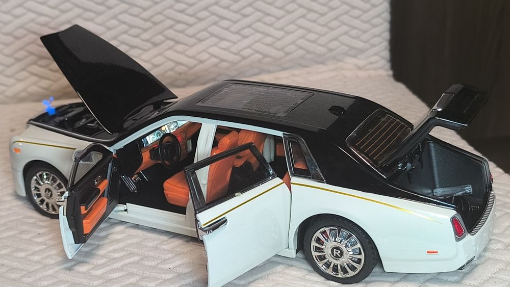 Метална кола Rolls Royce Phantom,1:18 , чисто нова