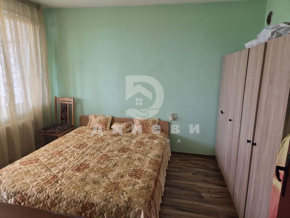 Двуетажна къща в село Могила