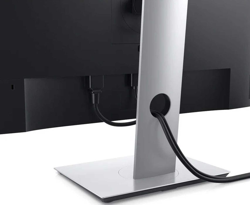 Продавам компютър Fujitsu CELSIUS W550 с монитор DELL P2419H