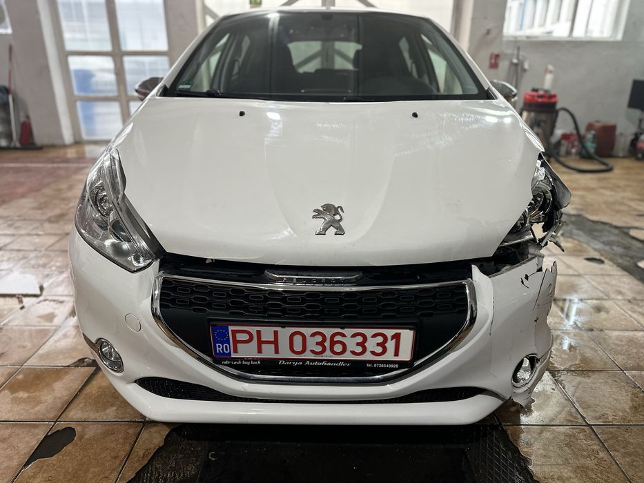 Peugeot 208 fab 2014. 1.2i benzina manual. Avariat stanga