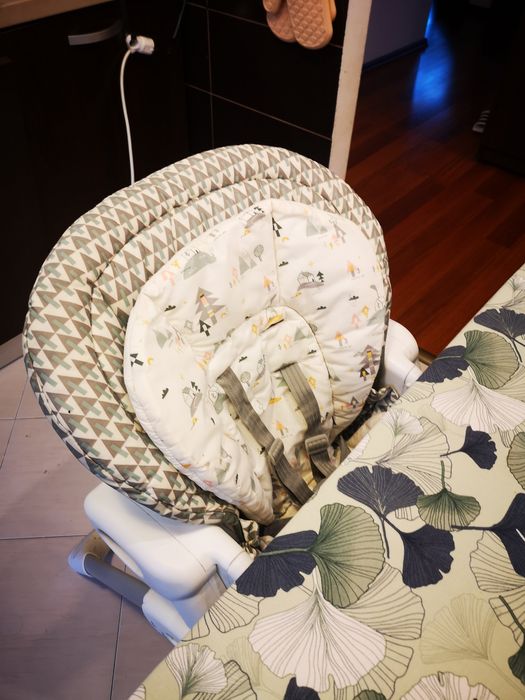 Scaunul de masă Mimzy Recline fără tava.