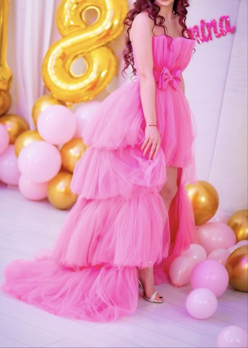 Rochie roz Barbie facuta manual cu trenă detașabilă