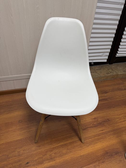 Белый стульчик на деревяной ножке