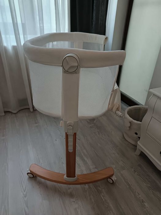 Pătuț bebe alb cu inserții de vara