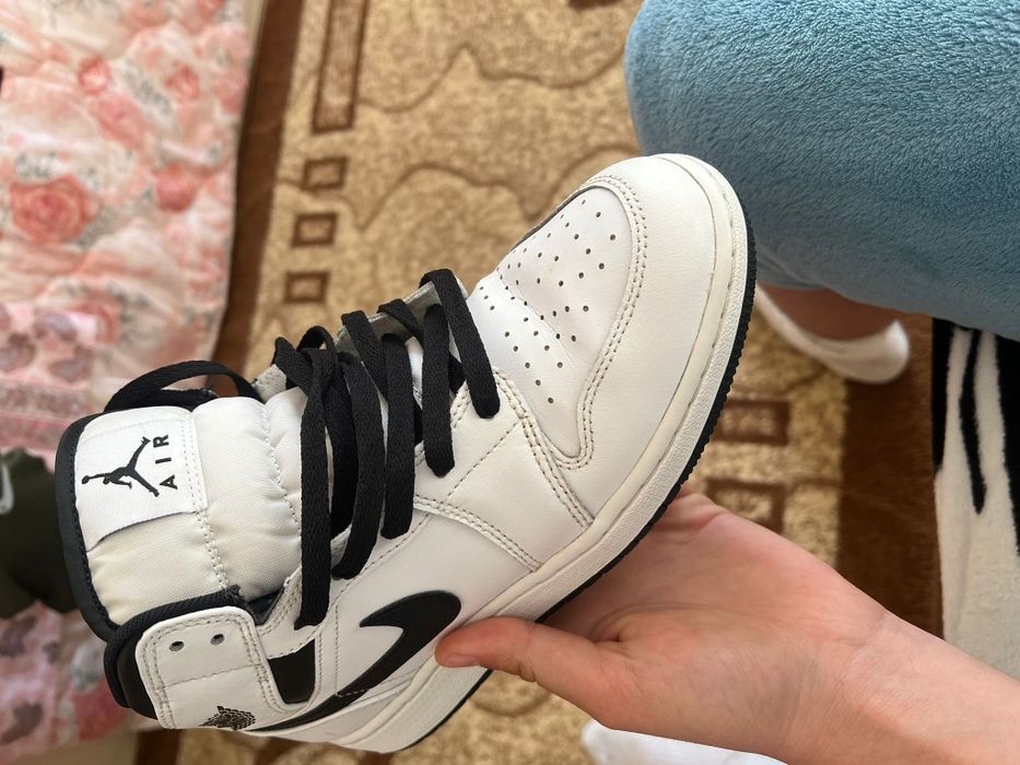 Vând jordan 1 mid reversed oreo