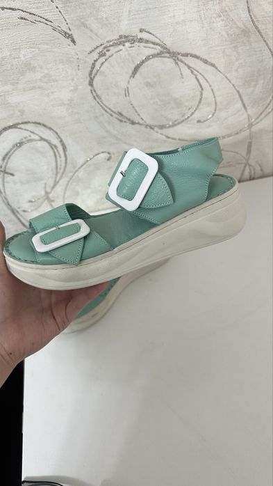 Продам женские босоножки