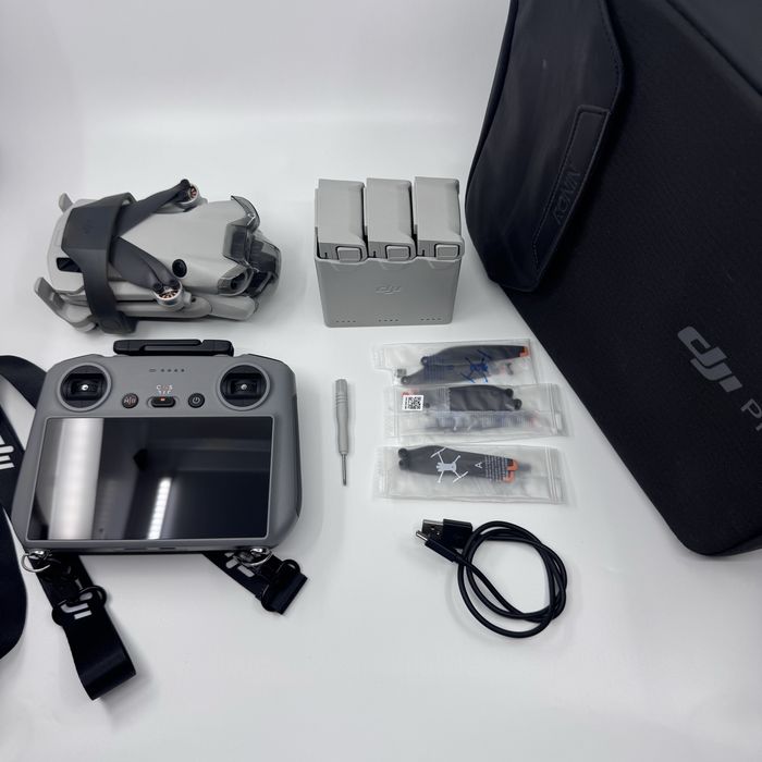 Drona DJI Mini 4 Pro Fly More Combo | 3 Baterii + Telecomanda DJI RC 2