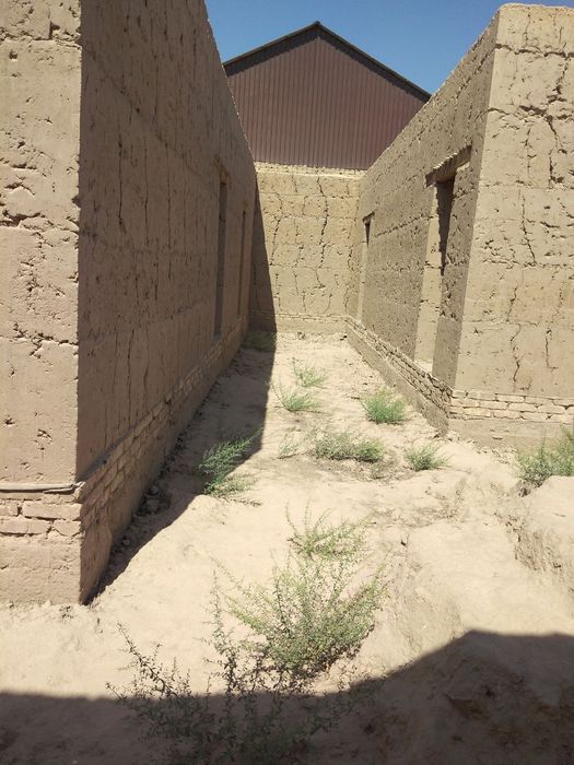 Беруний тумани е́шлик а/м да курилиши тугалланмаган уй сотилади