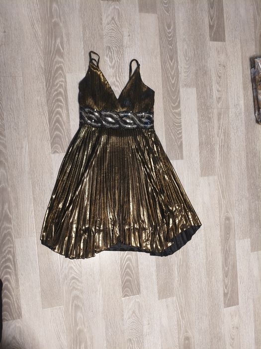 Красивое блестящее платье