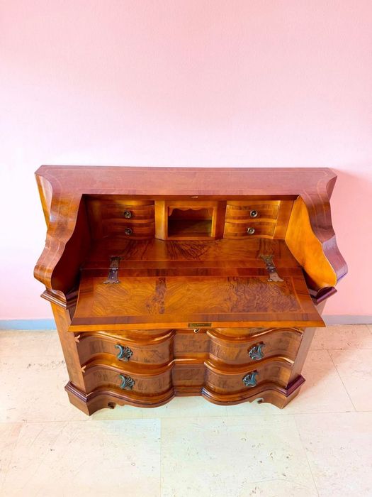 Ribaltă / secretaire veche, import italía, realizată în stil clasic, píesă de atelier. Front bombat, furnir natural, interior cu sertărașe