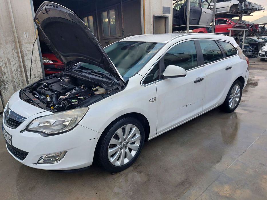 Dezmembram Opel Astra J, an 2012, motor 1.7 CDTI, euro 5