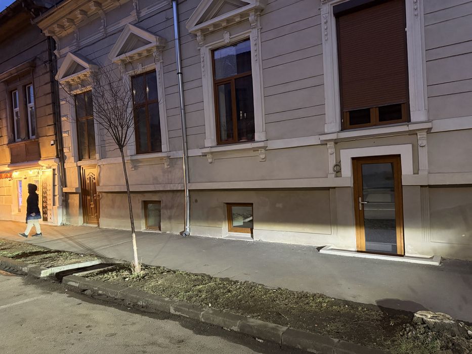 Vand apartament 2 camere cu spatiu comercial
