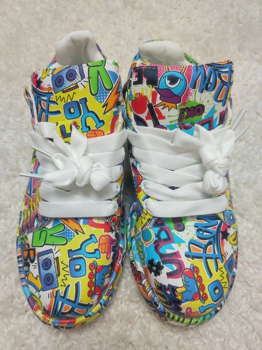 Кроссовки яркие классные