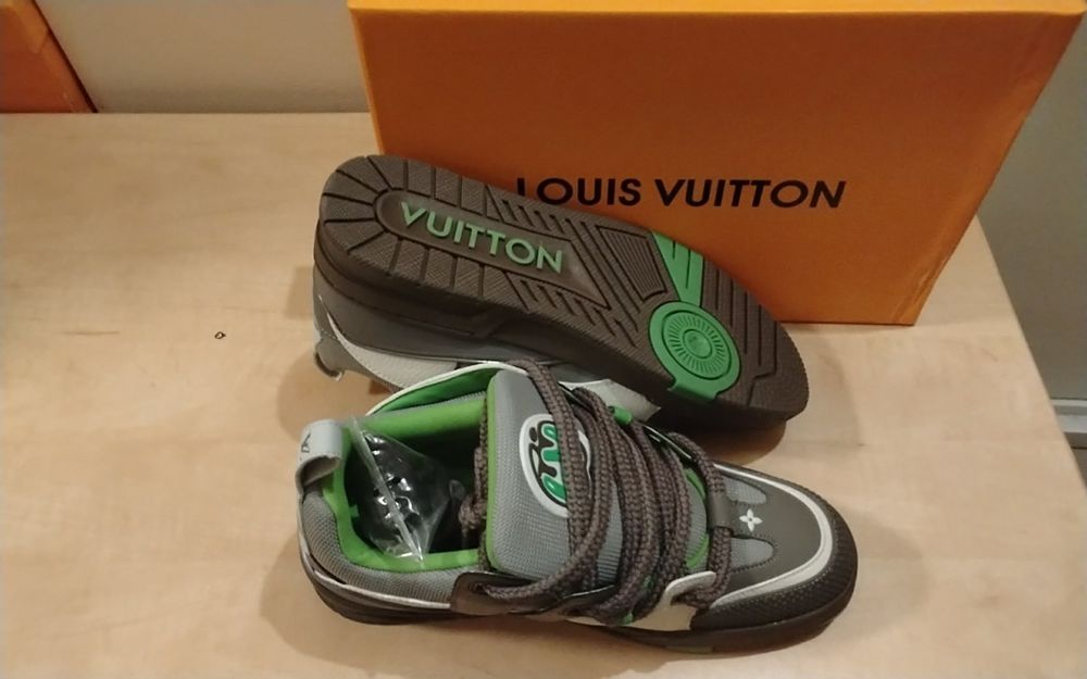 Adidași de vânzare