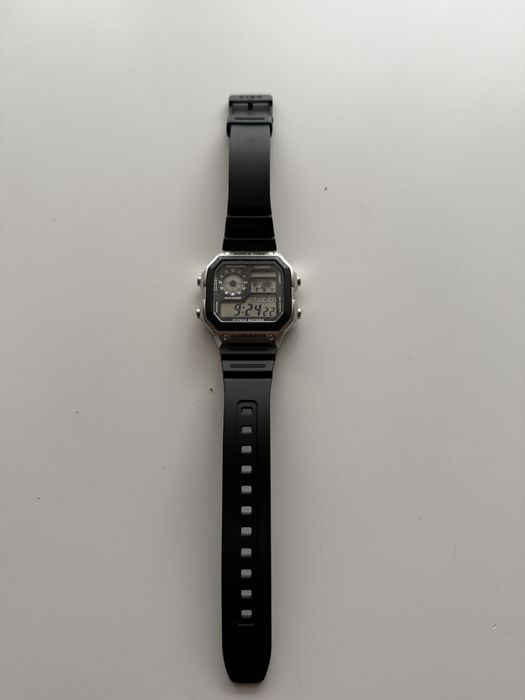 Продавам часовник Casio AE1200