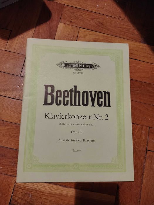 Продавам школи/Ноти