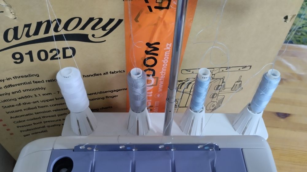 Продам оверлок Janome