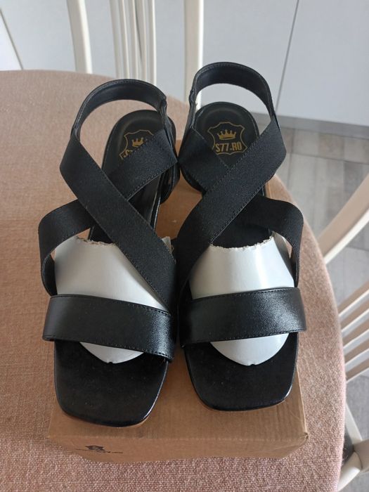 Vând sandale din piele mărimea 40