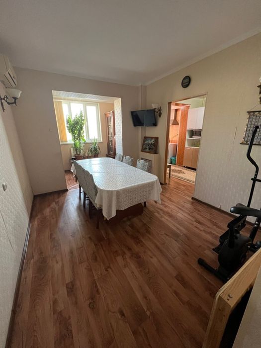 Большой стол со стульями