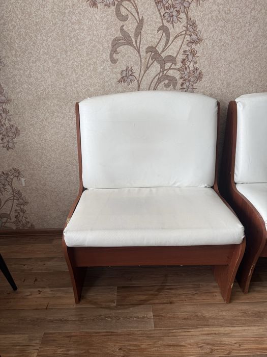 Продам два диванчика для кухни