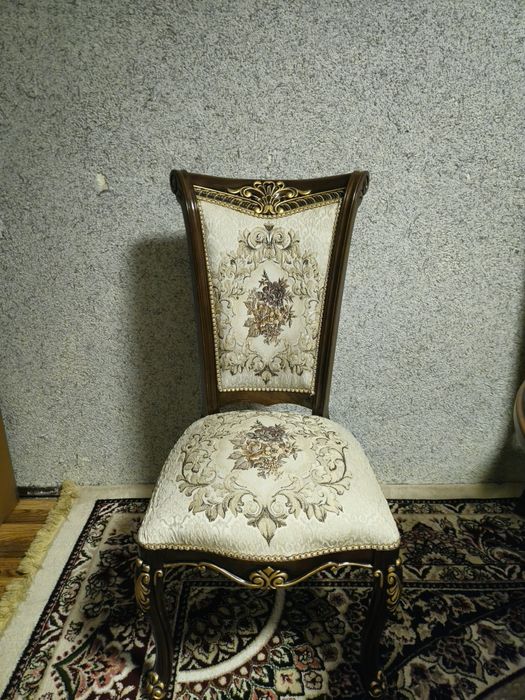 Stol va stullar sotiladi