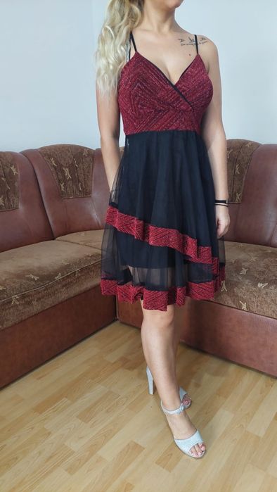 Vând rochițe elegante.