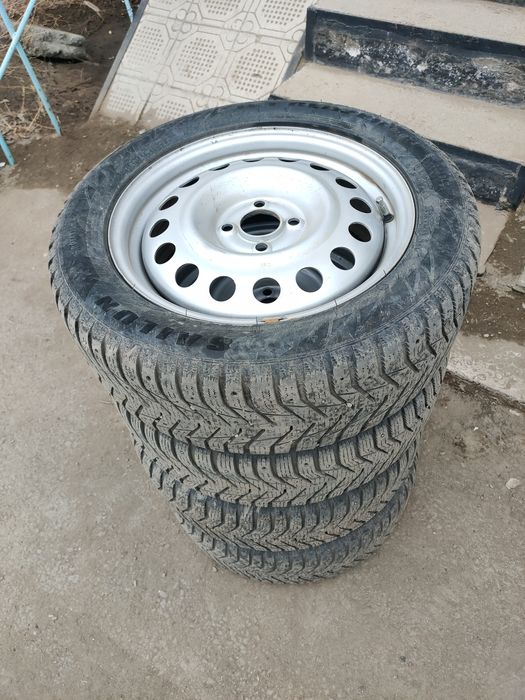 Продам комплект зимних шипованных шин с дисками