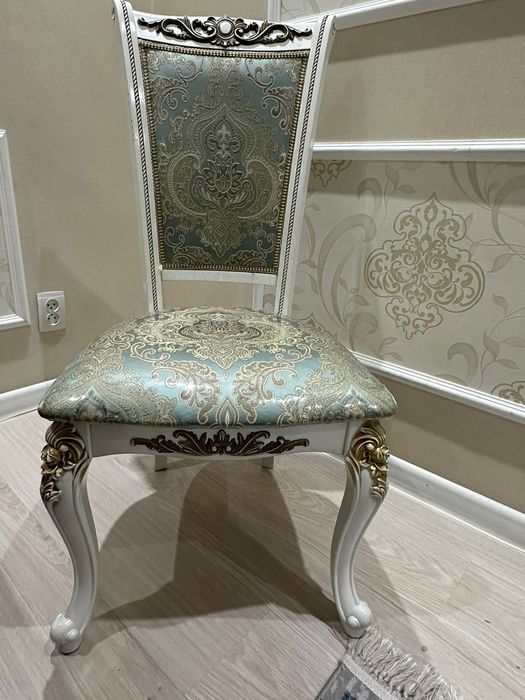 Продаётся стол .