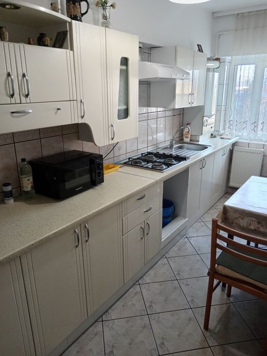 Închiriez apartament cu trei camere