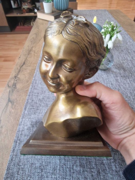 Бронзов бюст на момиче