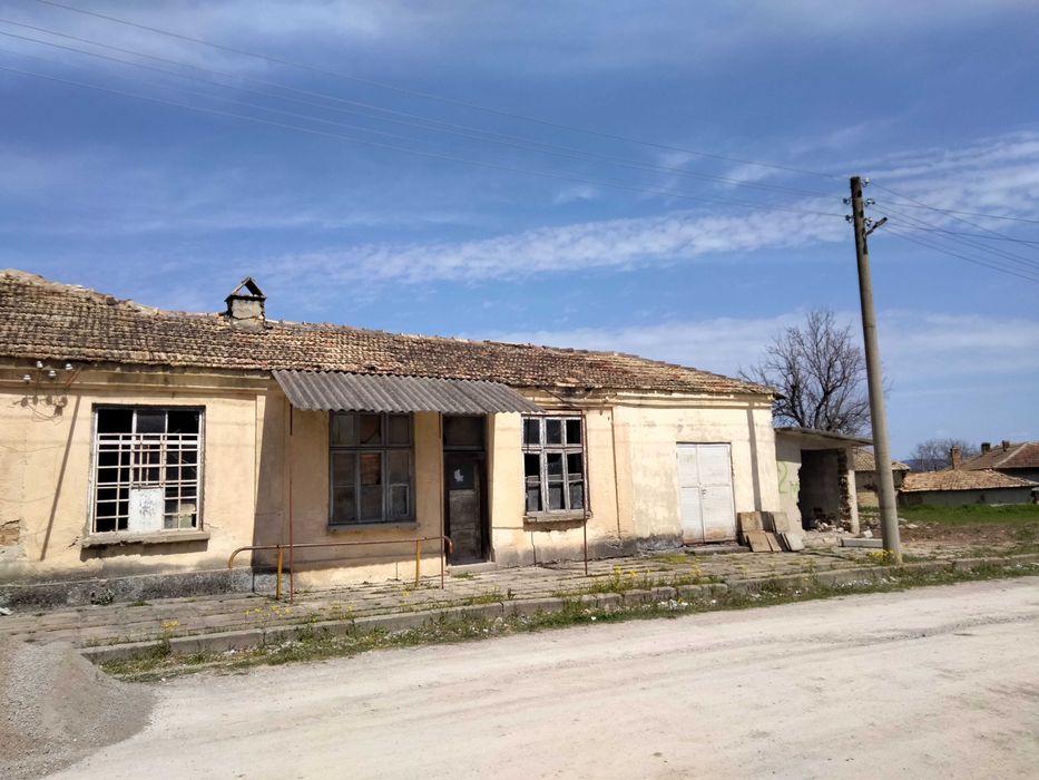 Продавам две къщи с парцел ,на две улици и площад