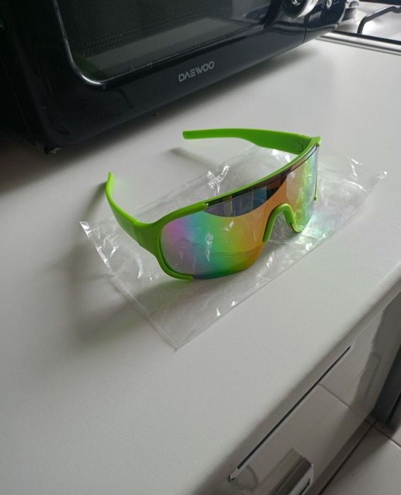 Vând ochelari de soare model deosebit produs de calitate superioara