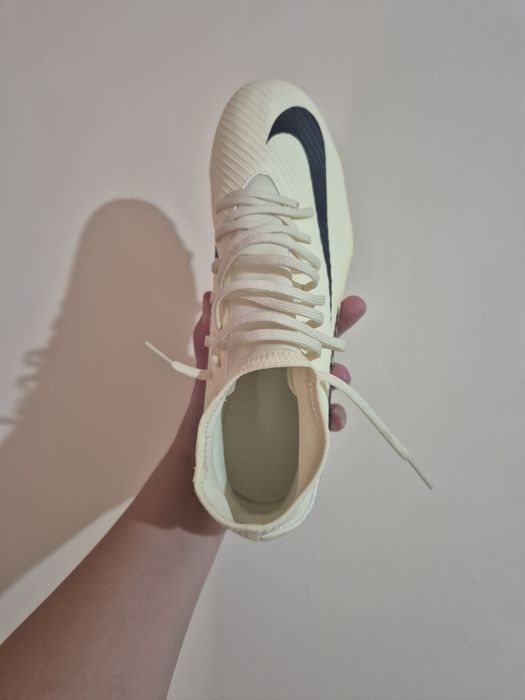 Vând ghete de fotbal nike cu crampoane  noi