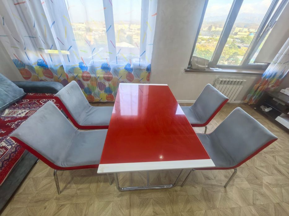 Продам стол со стульями в отличном состоянии