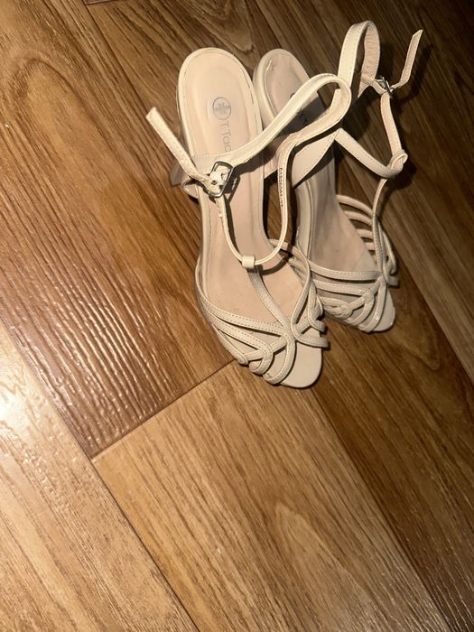 Босоножки на каблуках