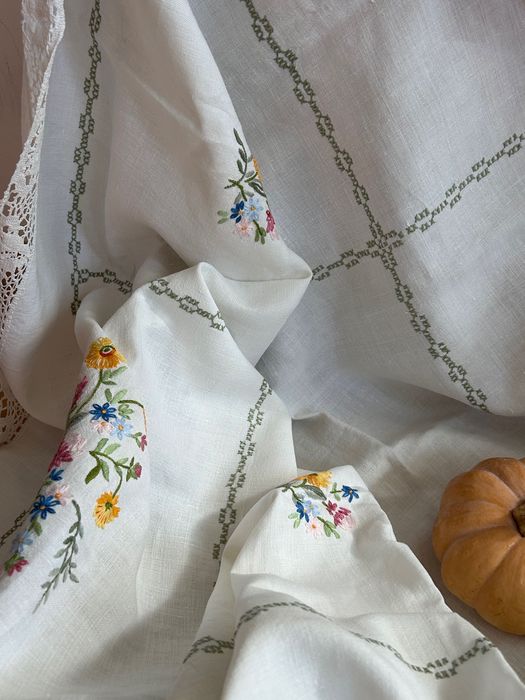 Красива покривка с нежна бродерия